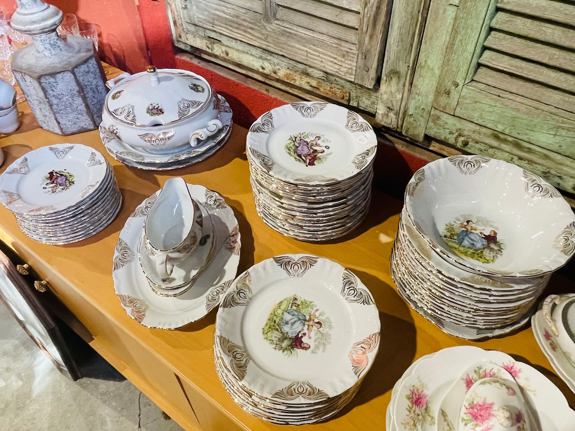 Vaisselle vintage et volets verts en bois
