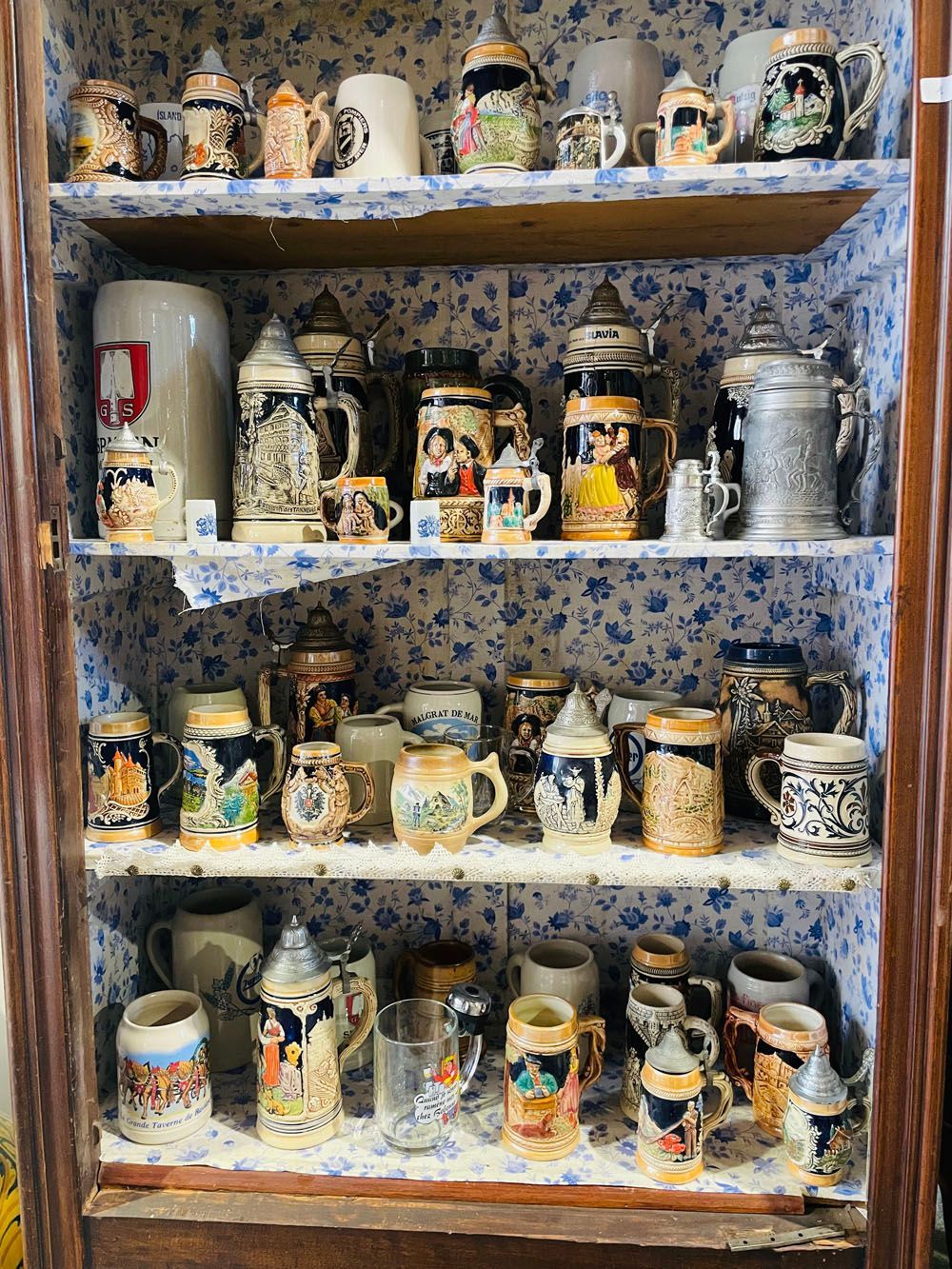 Petits objets décoratifs dans une armoire