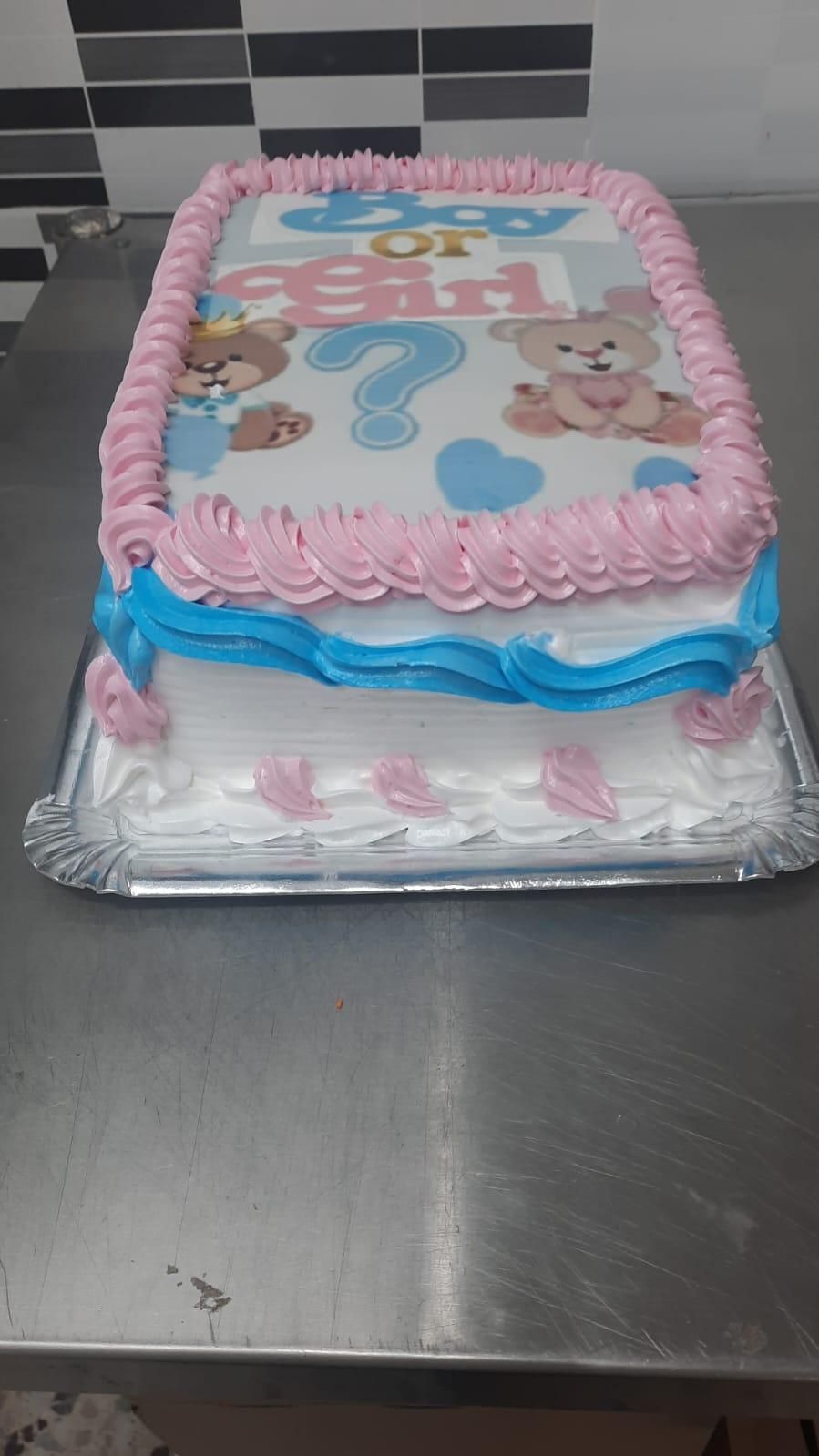 Pastel rectangular de dos niveles con diseño