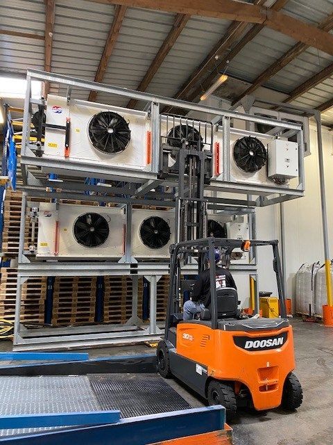 Chariot élévateur orange en action