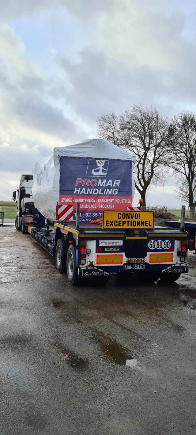 Arrière d'un camion PromarHandling avec panneau de convoi exceptionnel