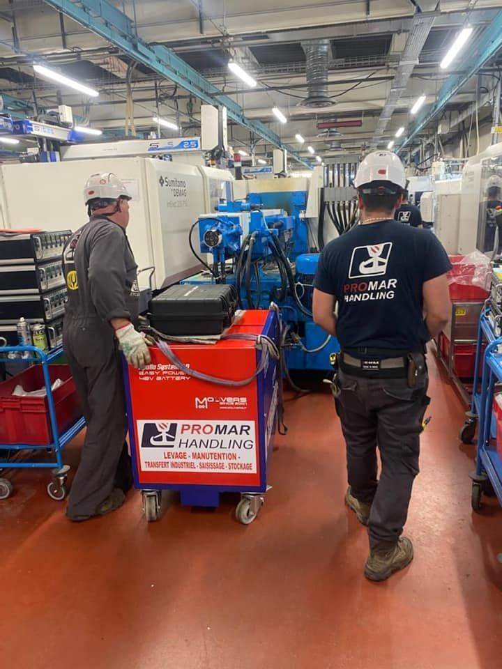 Professionnels de PromoHandling transportant du matériel dans un bâtiment