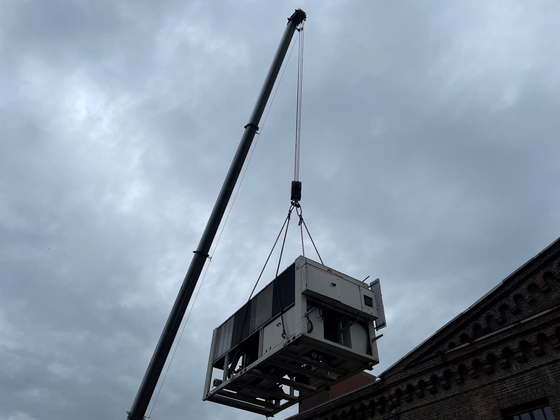 Pièce industrielle suspendue dans le vide