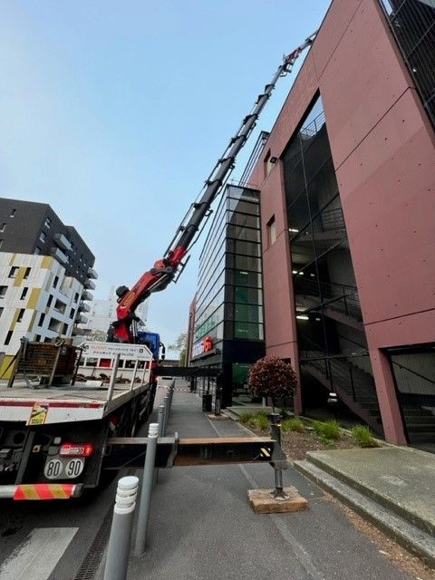 Camion à bras de PromarHandling en pleine intervention en ville