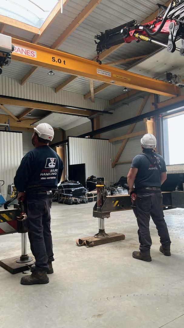 Opérateurs de PromarHandling surveillants qu'un chantier se passe correctement