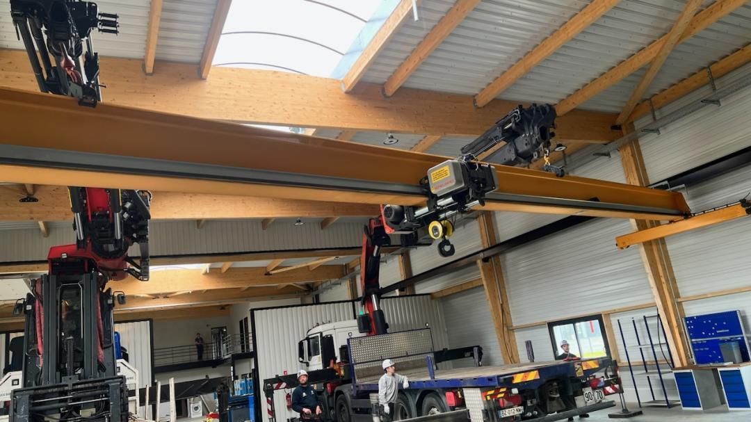 Engin de manutention lourde dans un hangar