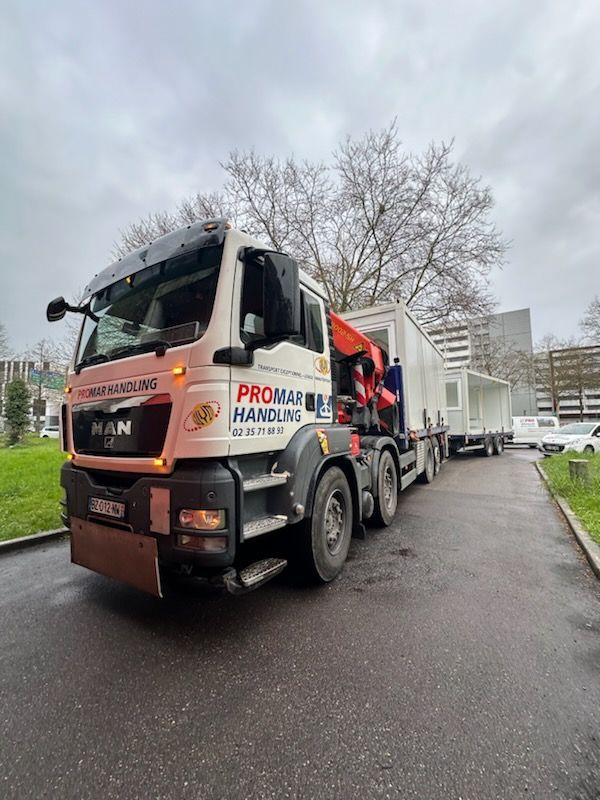 Camion blanc de PromarHandling avec deux remorques