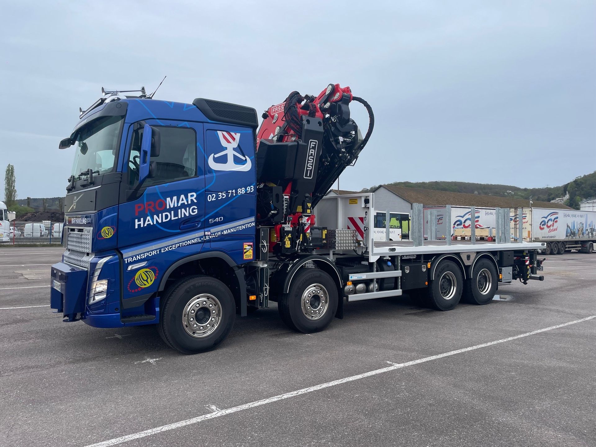 Camion à la cabine bleue à bras PromarHandling