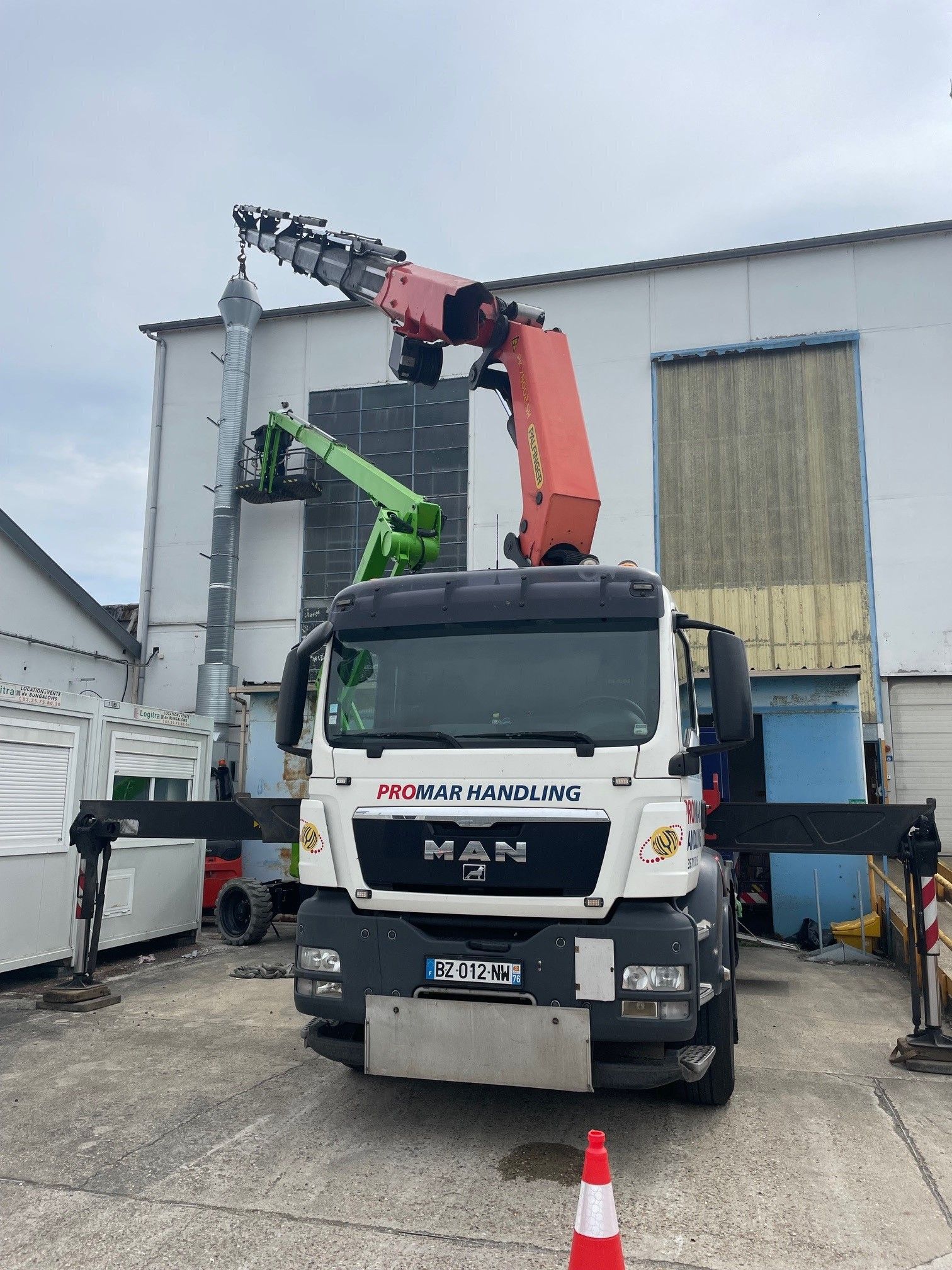 Camion blanc à bras rouge PromarHandling