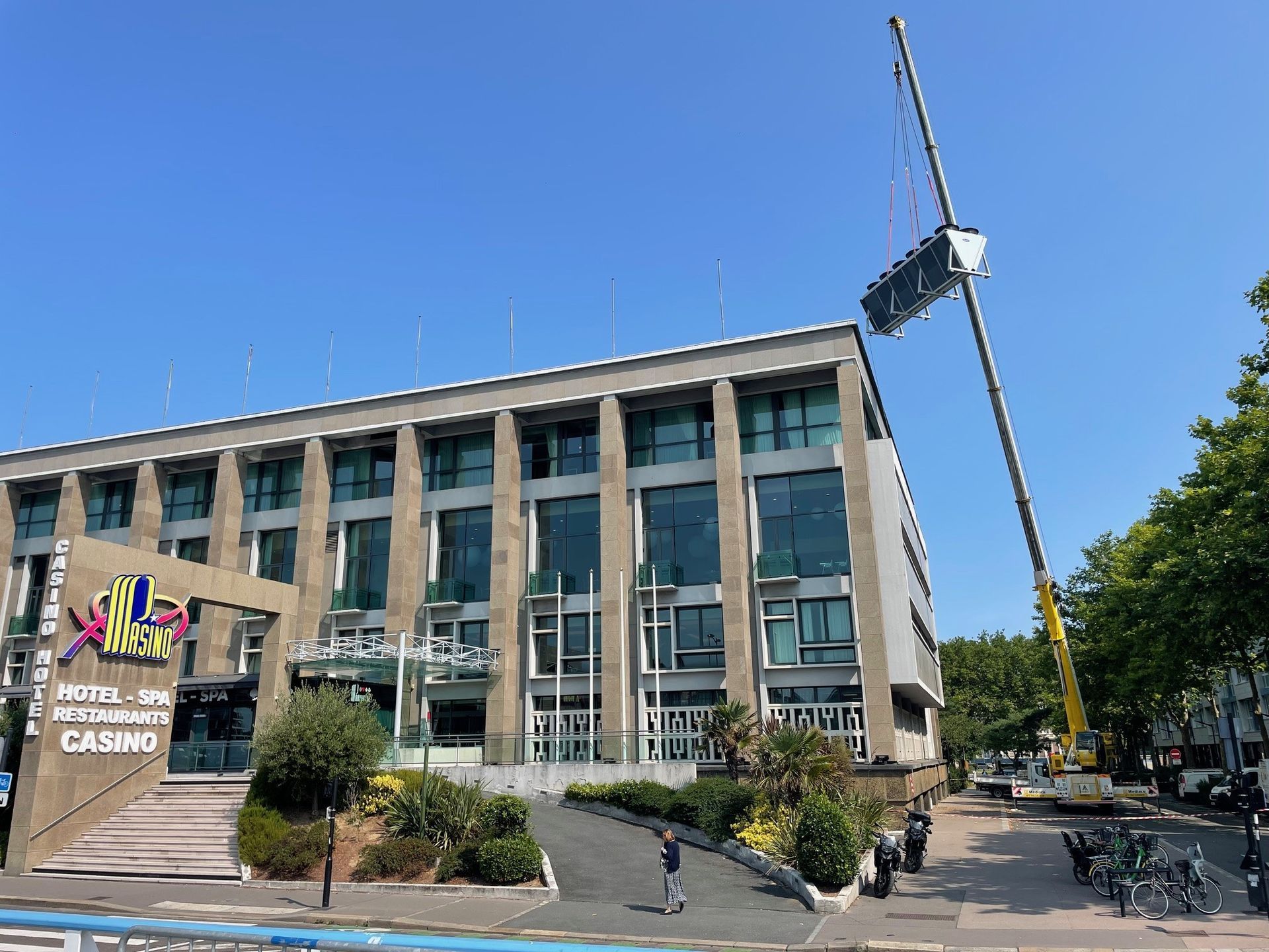 Pièce métallique soulevée près d'un grand bâtiment
