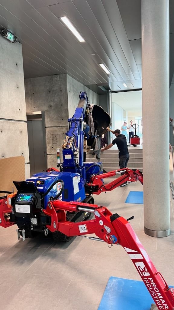 Mini-grue à l'intérieur d'un bâtiment