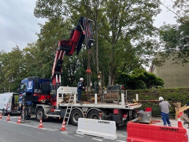 Opérateur sur un camion à bras lors d'un chantier
