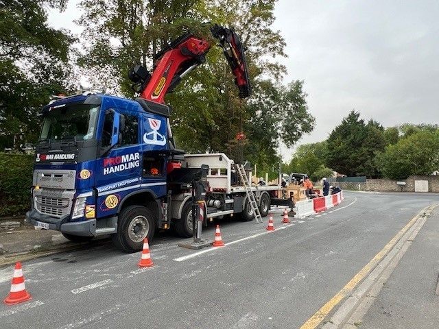 Camion bras PromarHandling garé sur une route balisée pour des travaux