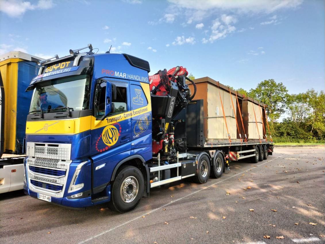 Camion bleu transportant des caisses
