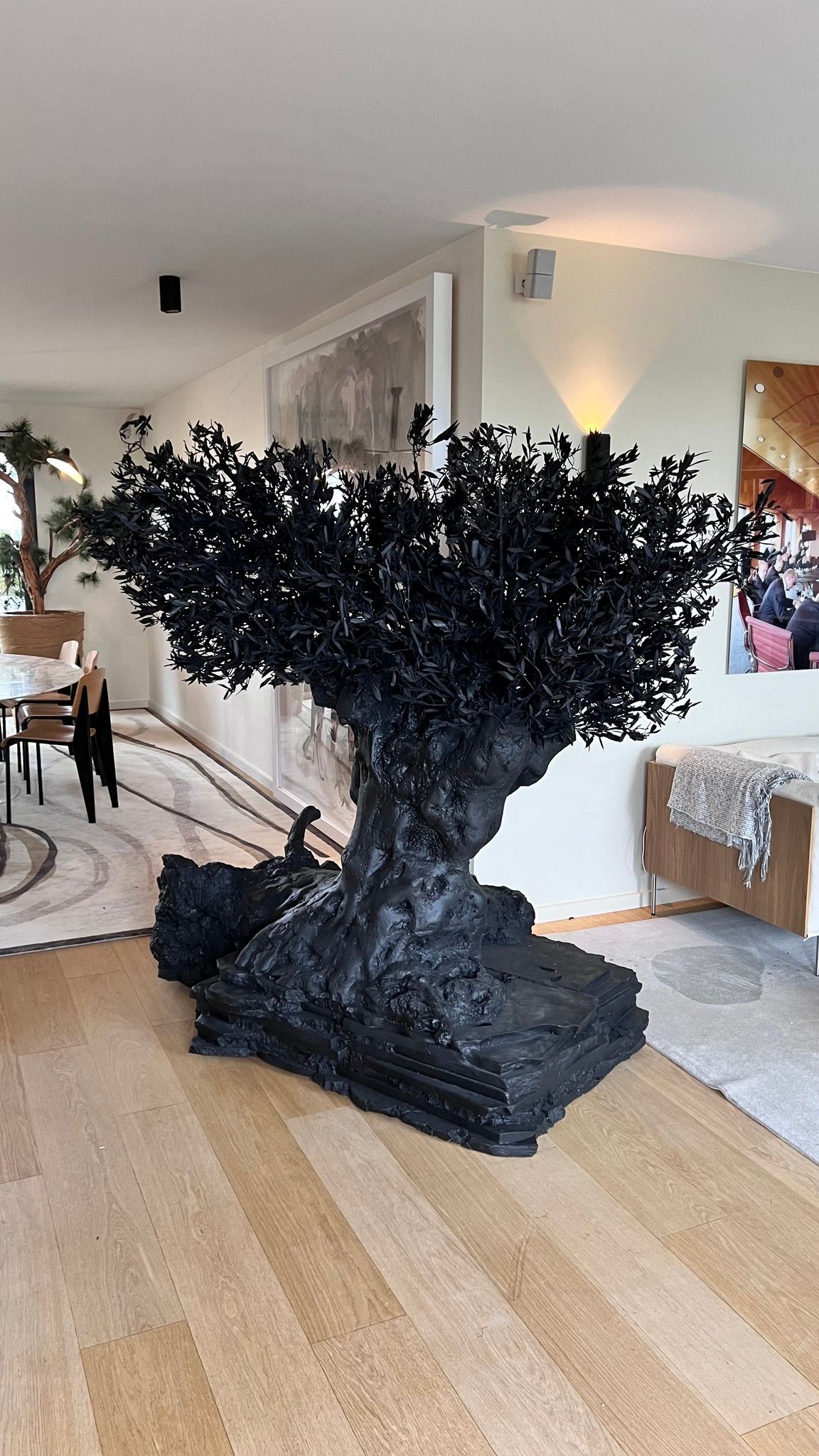 Statue d'un arbre olivier à l'intérieur d'une pièce