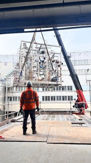 Un opérateur regardant une opération de levage