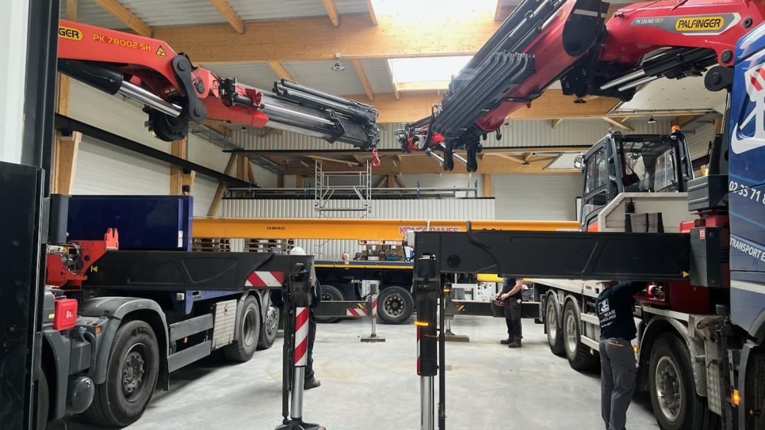 Camions à bras dans un entrepot