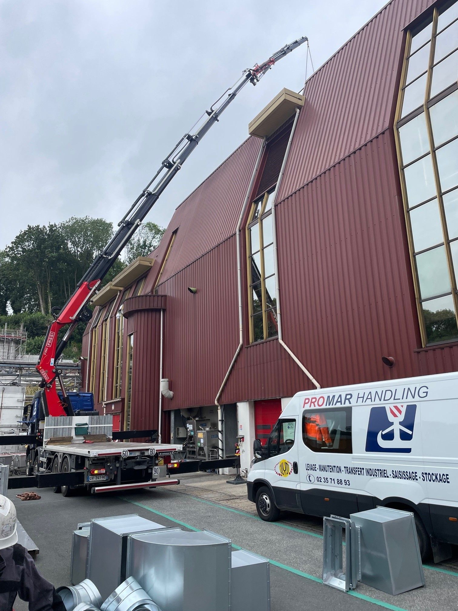 Camion avec bras grue en opération