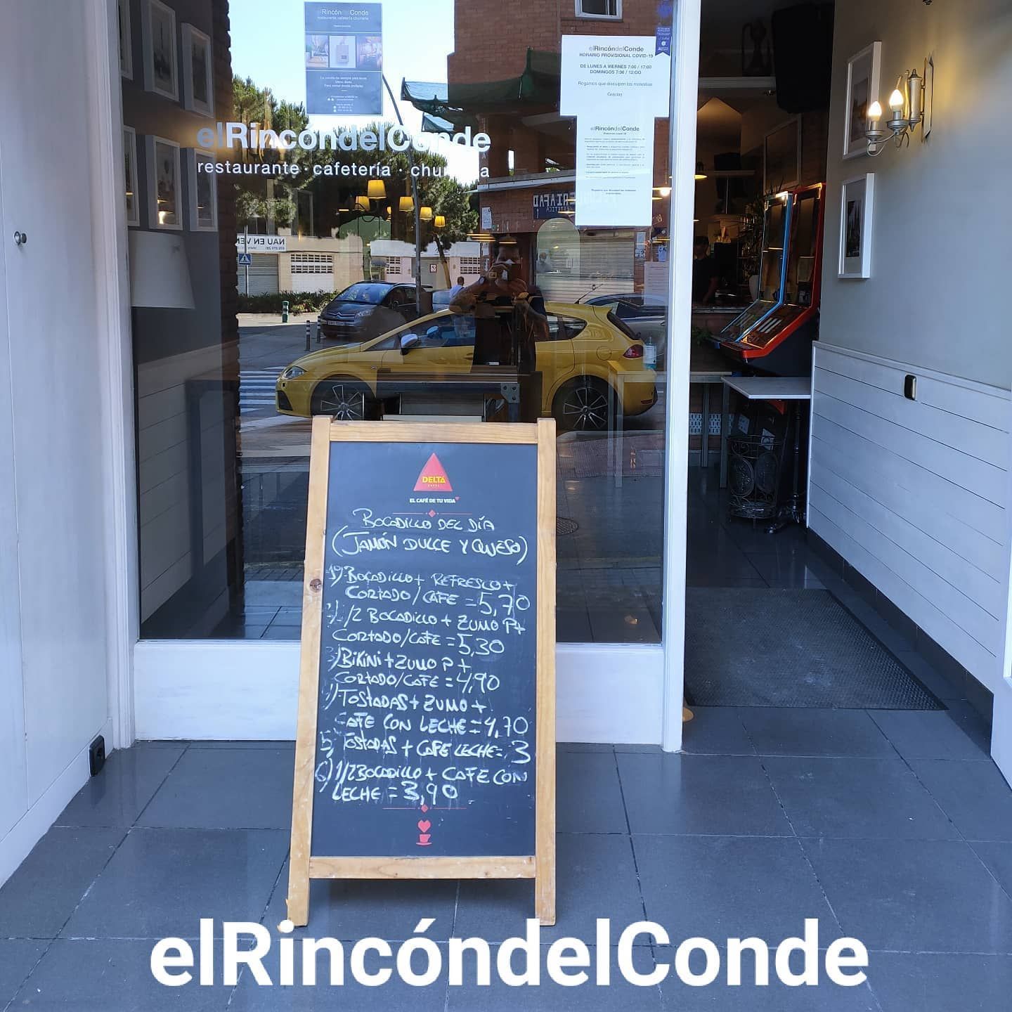 Un menú en una pizarra afuera de un restaurante, 