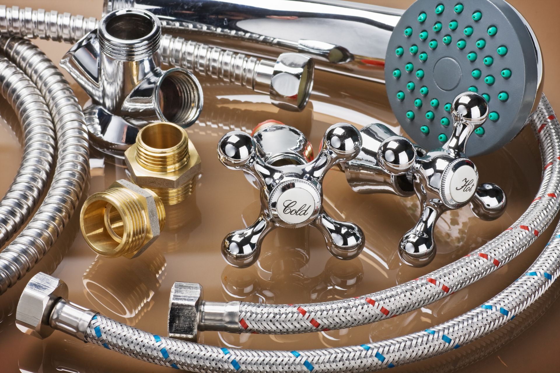 Accesorios de plomería cromados: cabezales de ducha, grifos, mangueras, conectores y accesorios de tubería.