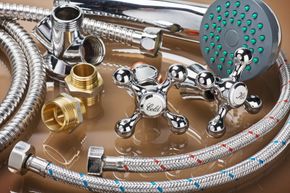 Accesorios de plomería cromados: cabezales de ducha, grifos, mangueras, conectores y accesorios de tubería.