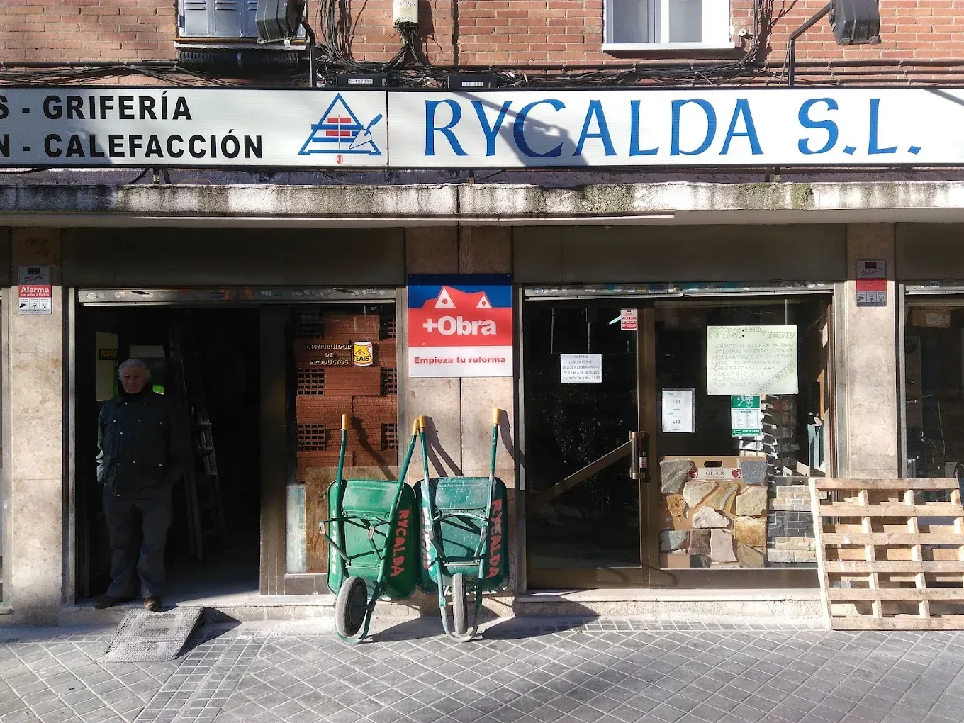 Exterior de una ferretería, 
