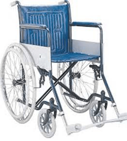 Cadeira de rodas manual azul e prata sobre fundo branco.