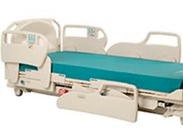 Cama hospitalar com colchão azul-petróleo, grades laterais ajustáveis ​​e estrutura branca.