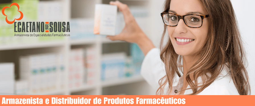 Farmacêutico de óculos sorrindo, segurando uma caixa de medicamentos na farmácia.