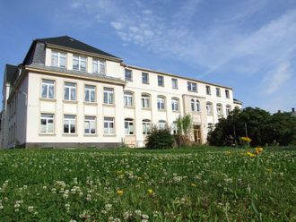 Praxis befindet sich unten links im Gebäude Praxisgebäude im Frühsommer