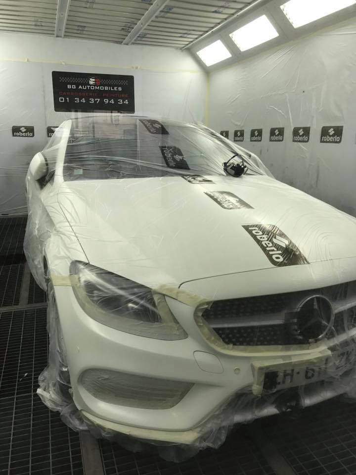 Voiture blanche dans cabine