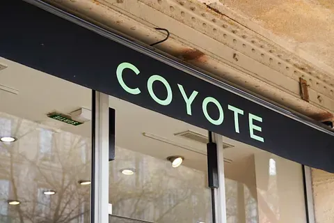 Un escaparate con un cartel que dice coyote.