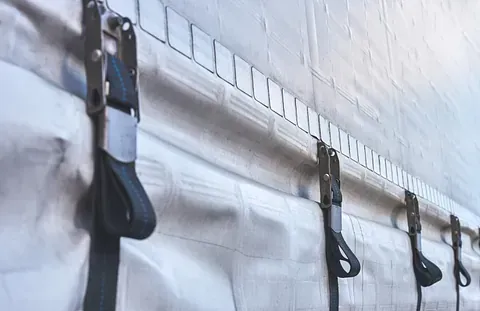 Un primer plano de una fila de correas fijadas a una pared.