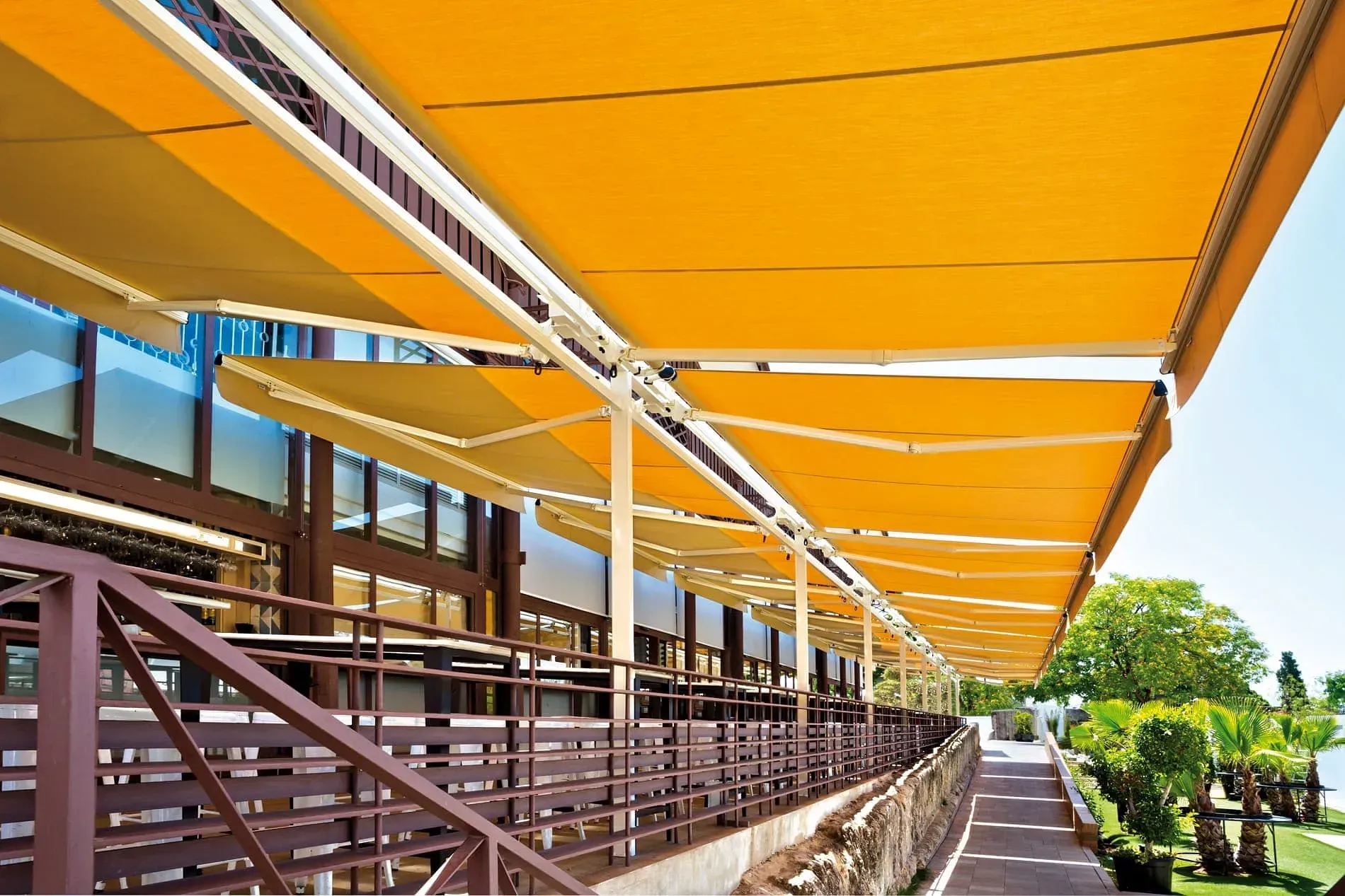 Un edificio con un toldo amarillo encima.
