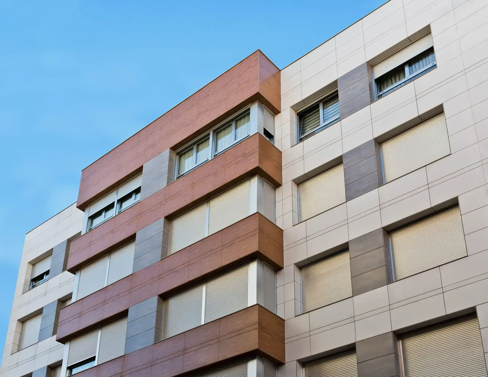 Un edificio con muchas ventanas y contraventanas