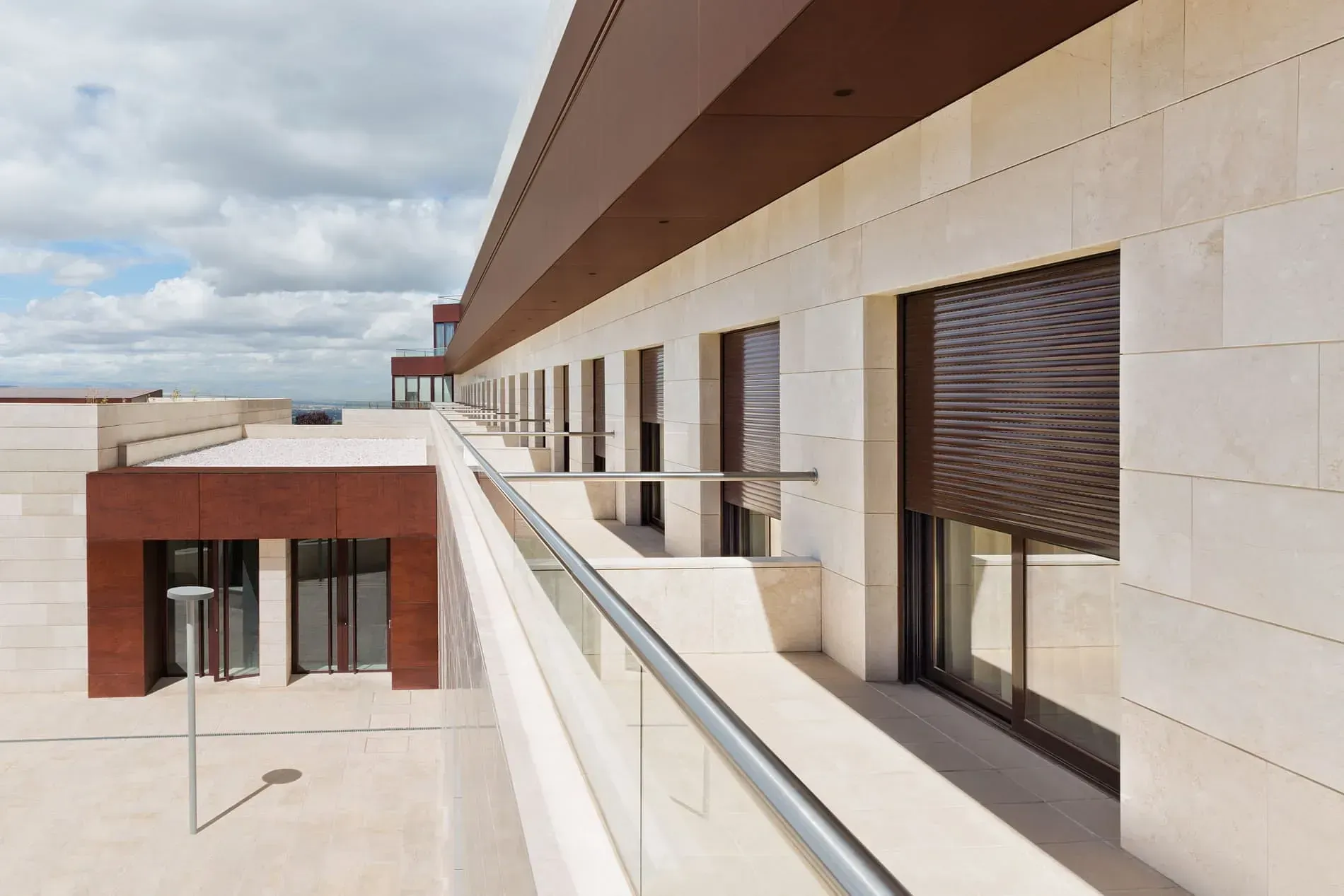 Un edificio con balcón y muchas ventanas.