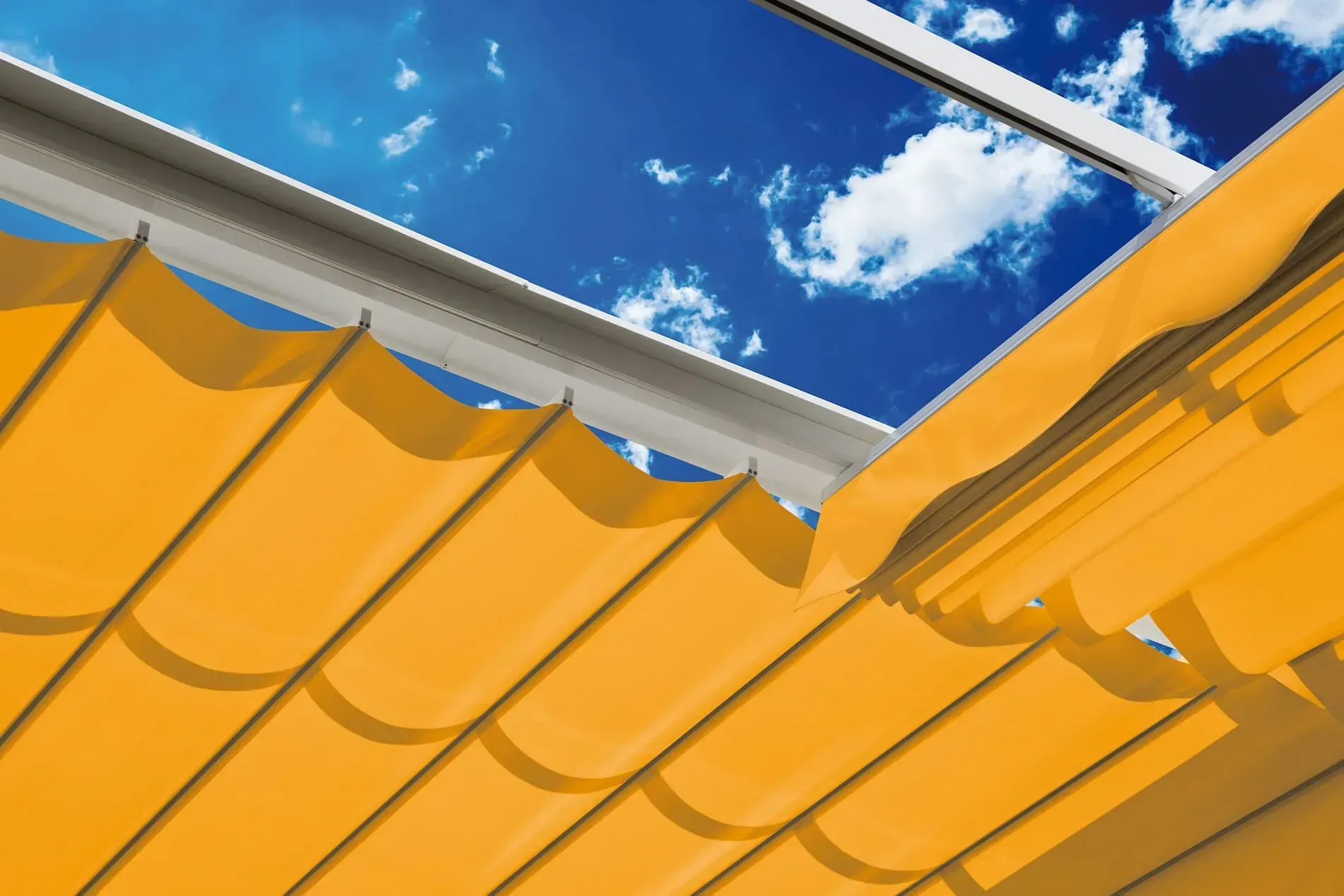 Un toldo amarillo con un cielo azul al fondo