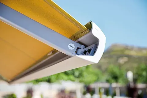 Un primer plano de un toldo amarillo con un marco blanco.