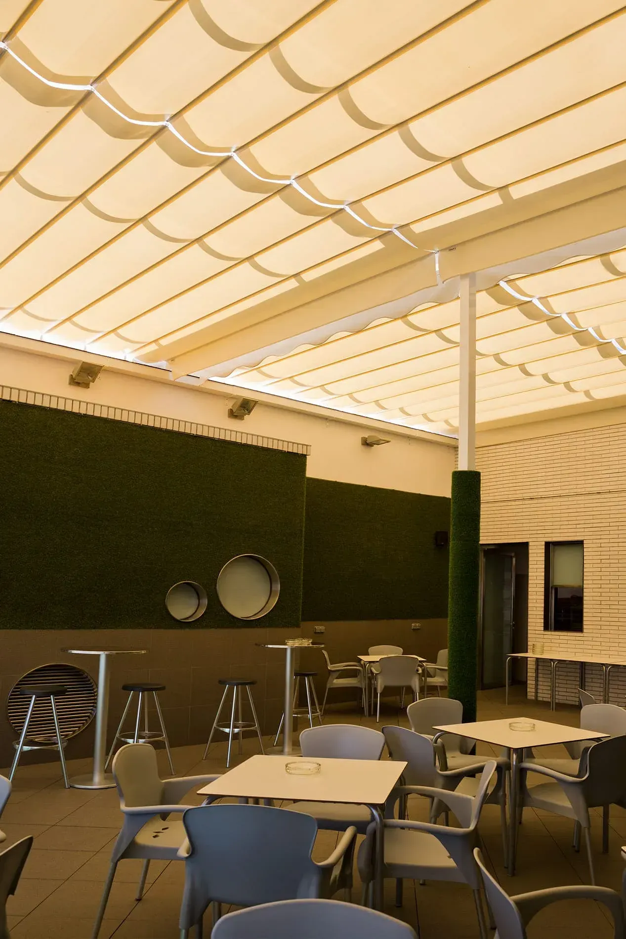 Un restaurante con mesas y sillas bajo un dosel.