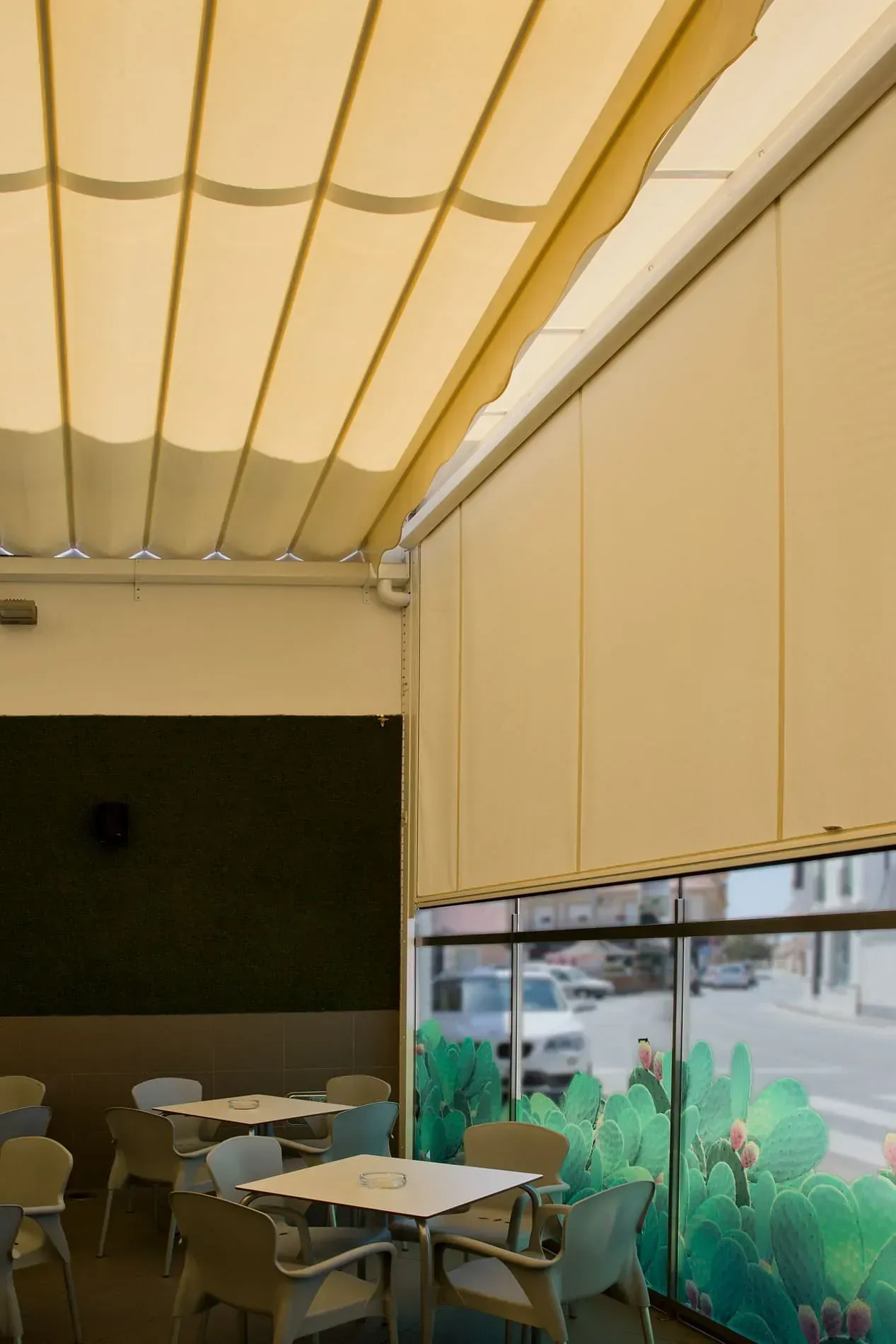 Un restaurante con mesas y sillas bajo un dosel.