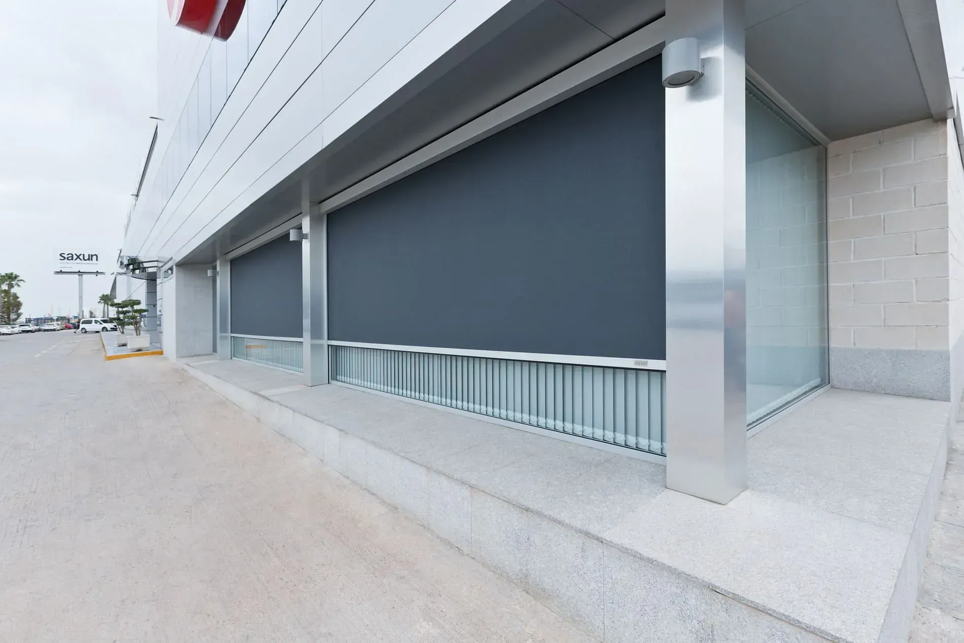 El exterior de un edificio con muchas ventanas.