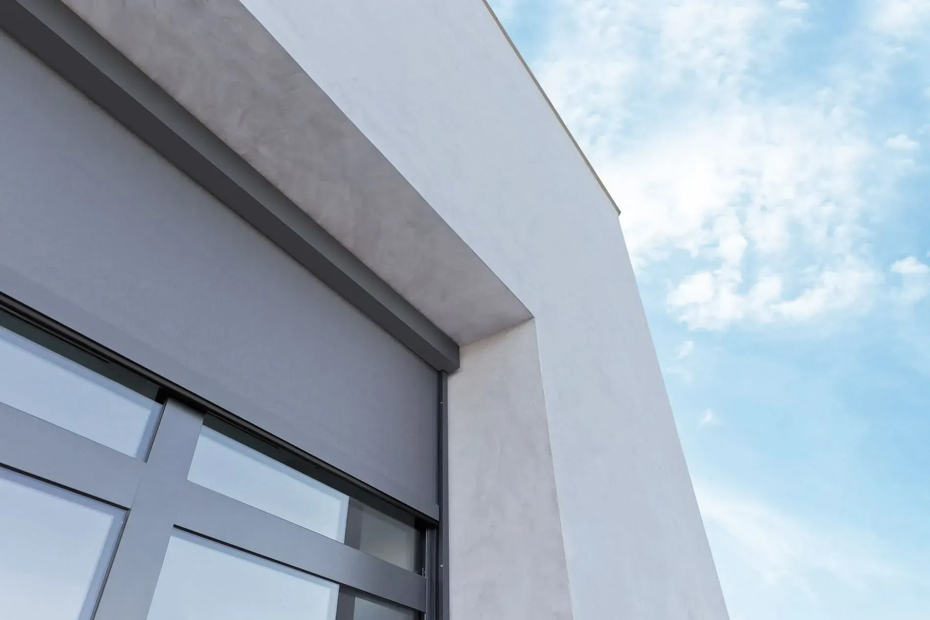 Un primer plano de una ventana de un edificio con un cielo azul de fondo.