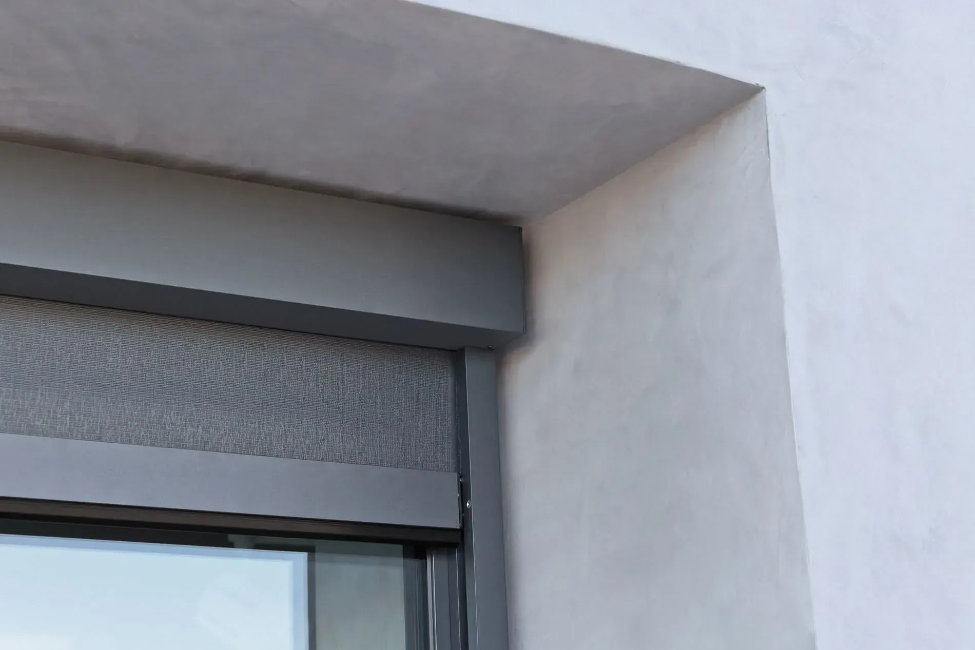 Un primer plano de una ventana en una pared blanca.