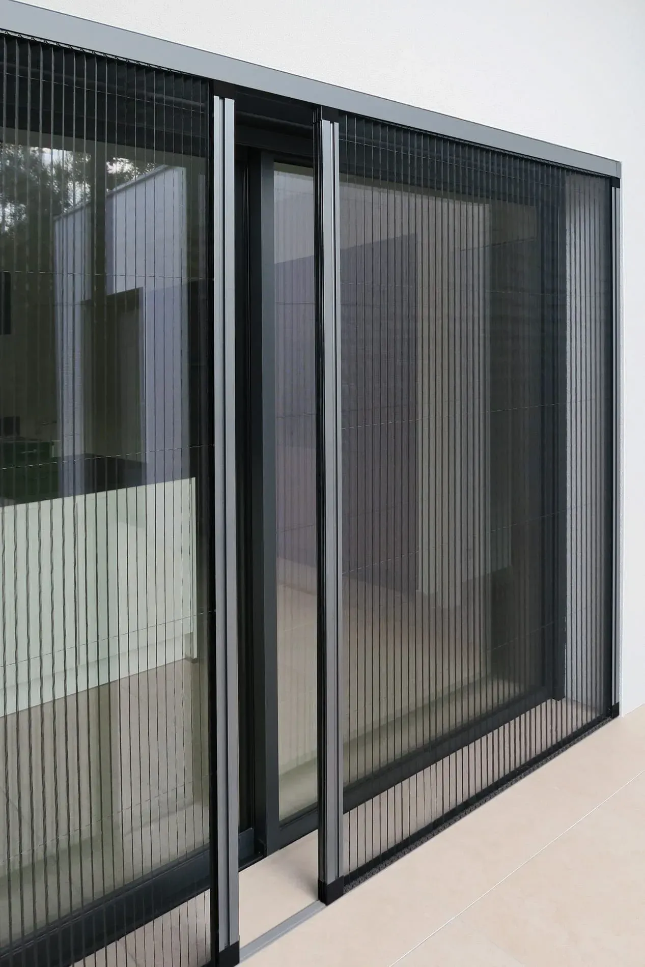 Una puerta corrediza de vidrio con una malla mosquitera.