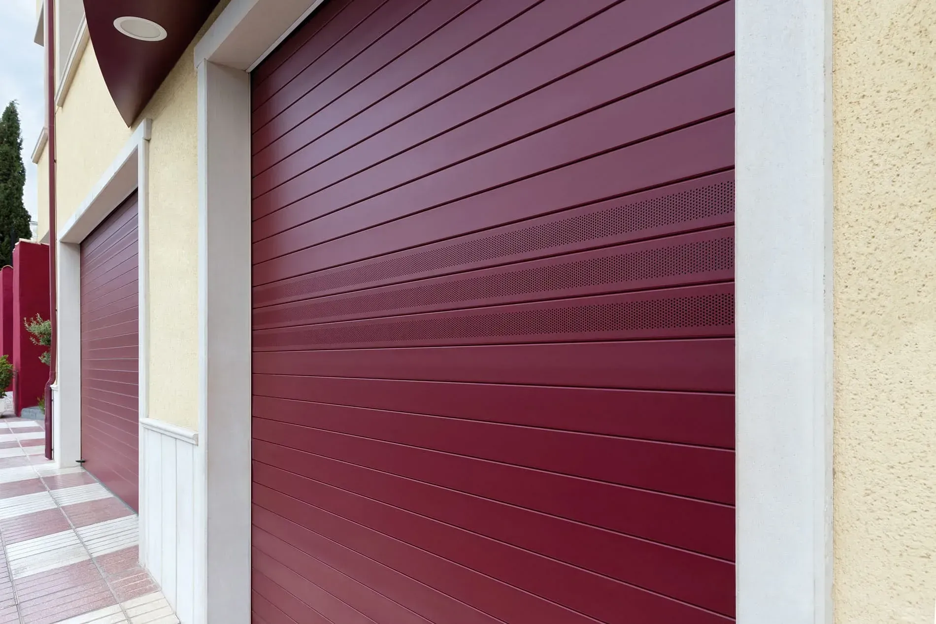 Un primer plano de una puerta de garaje roja en un edificio.