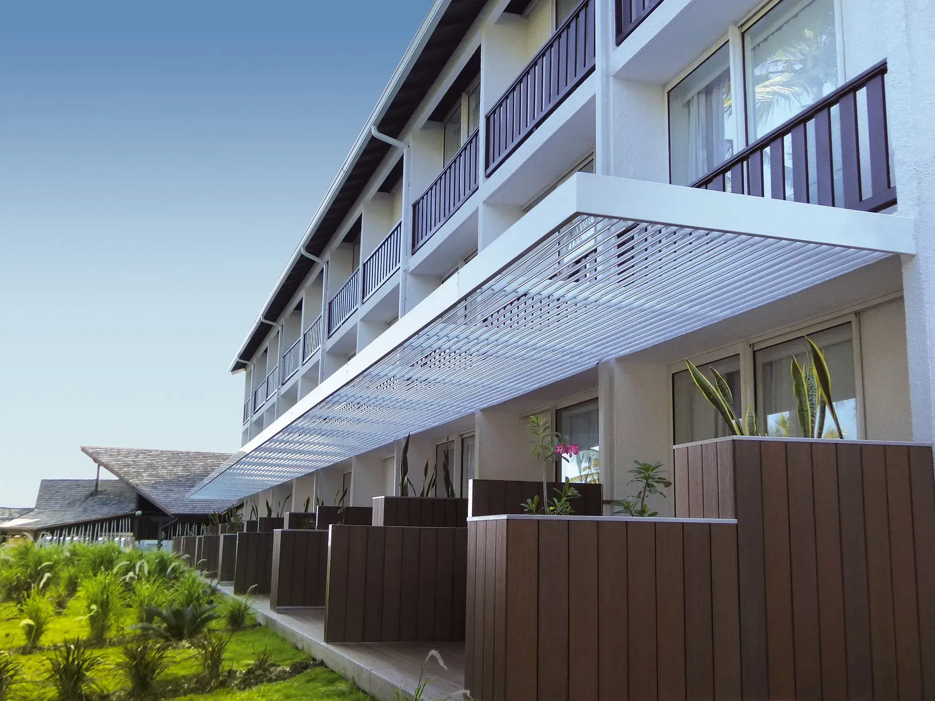 Una hilera de balcones en el costado de un edificio