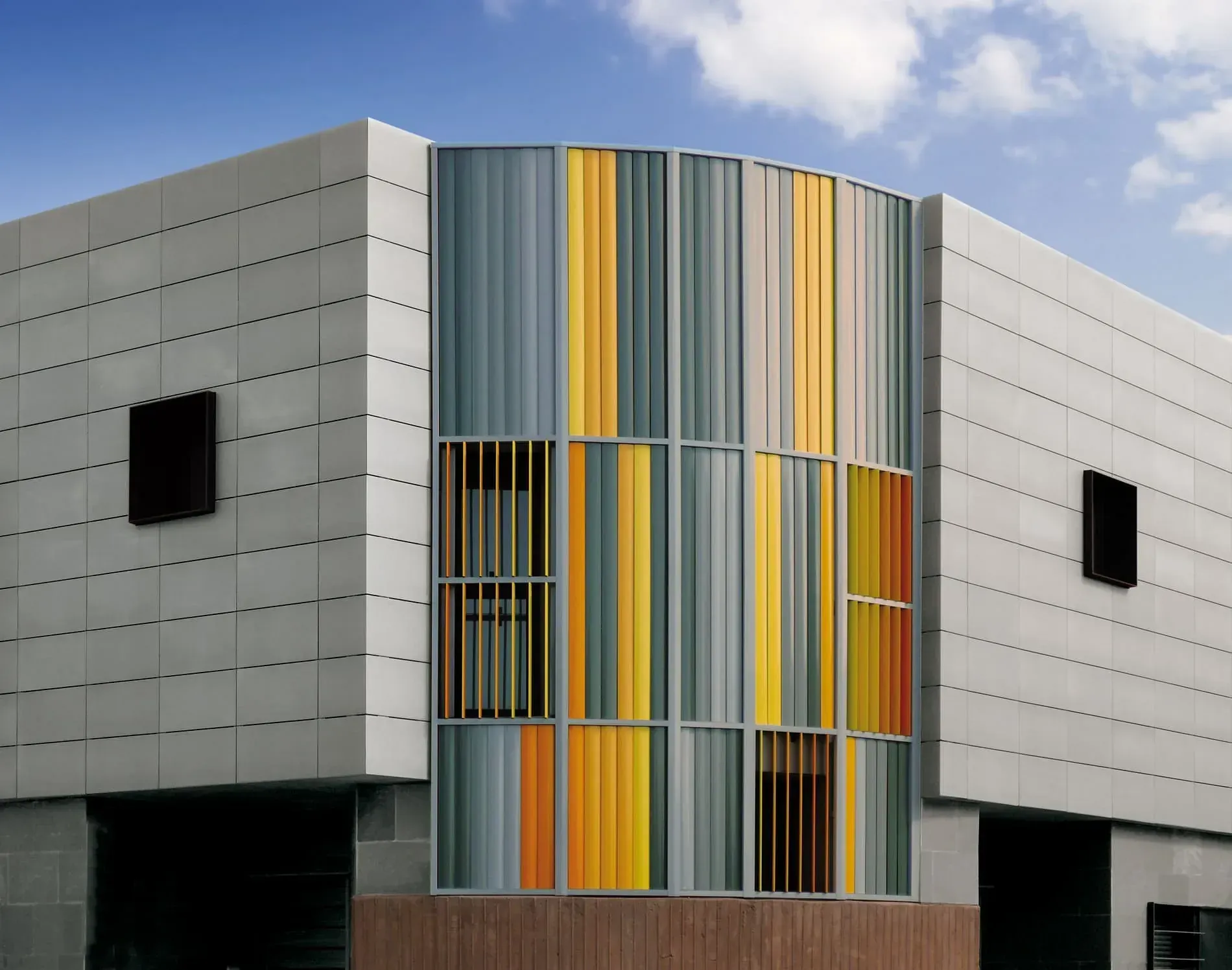 Un edificio con muchas ventanas y un cielo azul al fondo.