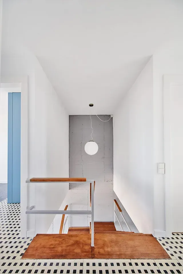 Un pasillo con escaleras que conducen al segundo piso de una casa.