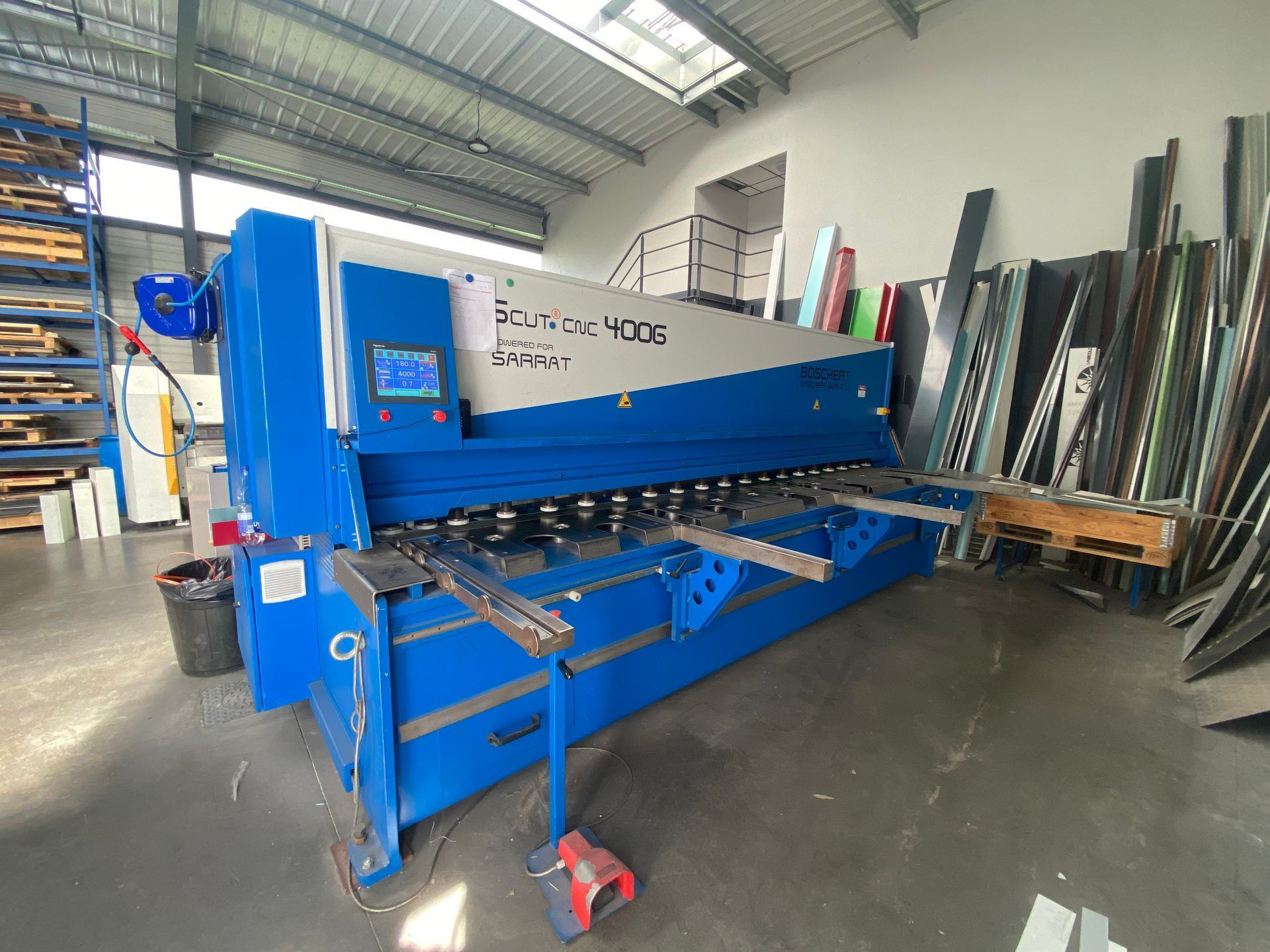 Guillotine industrielle bleue