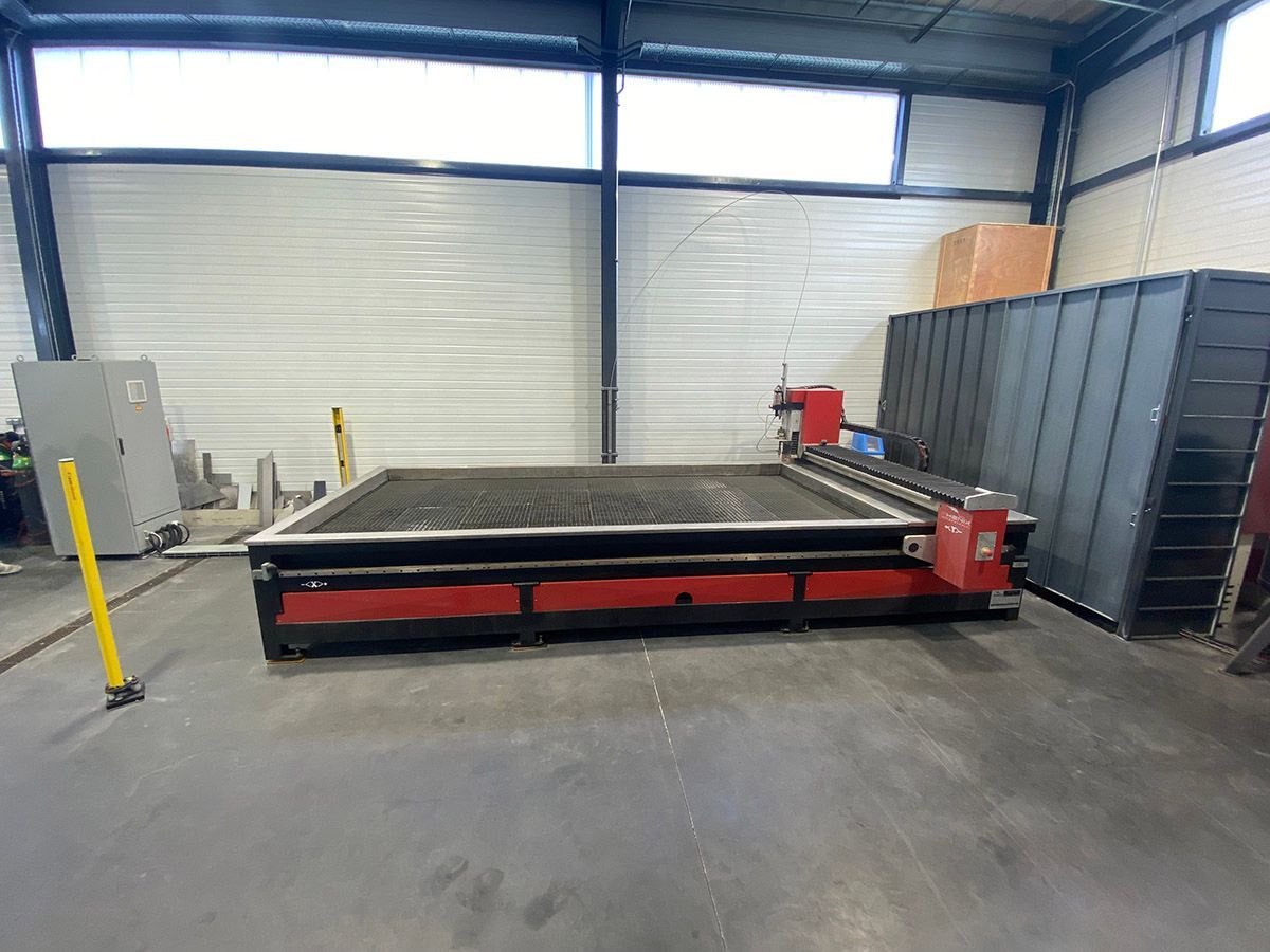 Gros plan sur une machine de découpe au jet d'eau